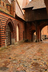 Fototapeta na wymiar Zamek, czerwona cegła, mury, gotyk, deszcz, Malbork