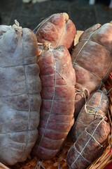 Cotechini e salumi al mercato