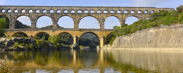 Panoramique le Pont du Gard (1er siècle) et son reflet dans le Gardon à Vers-Pont-du-Gard...