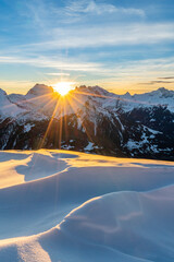 Sonnenuntergang in den Verschneiten Alpen