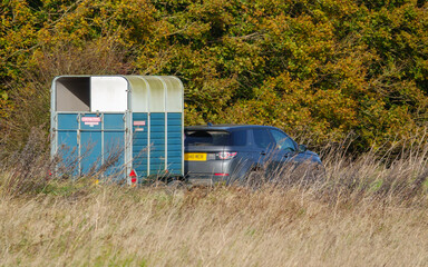 land rover discovery 4x4 silver grey car towing a 2-bay horse box