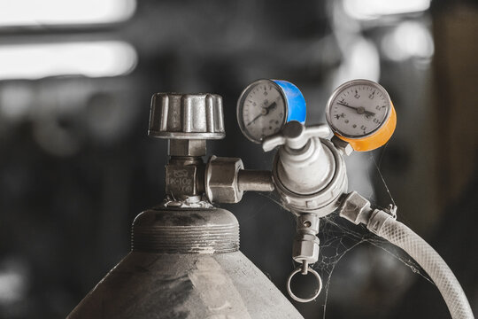 Carbon dioxide cylinder with gearbox industrial gas bottle system