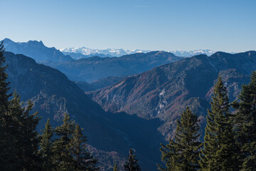 Blick vom Rauschberg im Chiemgau bei Sonnenschein, blauem Himmel  und guter Fernsicht