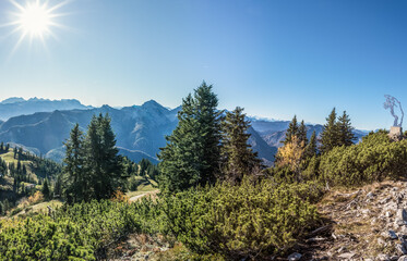 Blick vom Rauschberg im Chiemgau bei Sonnenschein, blauem Himmel  und guter Fernsicht