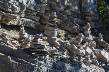 Gestapelte Steine in den Alpen als Wegmarkierung