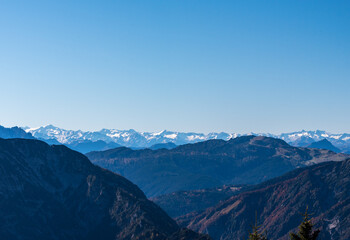 Fototapeta na wymiar Blick vom Rauschberg im Chiemgau bei Sonnenschein, blauem Himmel und guter Fernsicht