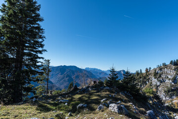 Blick vom Rauschberg im Chiemgau bei Sonnenschein, blauem Himmel  und guter Fernsicht
