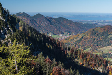 Blick vom Rauschberg im Chiemgau bei Sonnenschein, blauem Himmel  und guter Fernsicht