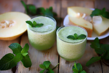 Obraz na płótnie Canvas Smoothie melon mint in glasses. Refreshing drink. Diet food.
