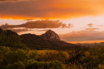Obraz premium Desert mountain peak with vivid sunset in Arizona during summer