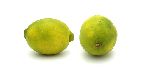 2 citrons verts isolés sur fond blanc