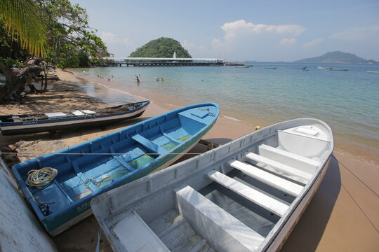 Barcos en la bah&iacute;a de taboga - playa