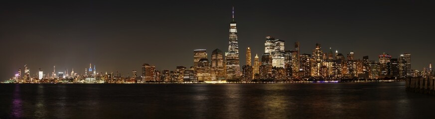 Obraz premium New York City panoramic image at night