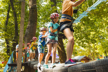 Obraz na płótnie Canvas The children are overcoming obstacles in the rope park