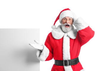 Naklejka premium Shocked Santa Claus with blank poster on white background