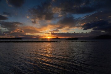 Fototapeta na wymiar 琵琶湖に沈む幻想的な夕日の情景＠滋賀