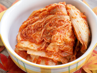 한국전통음식 배추김치와 단풍잎