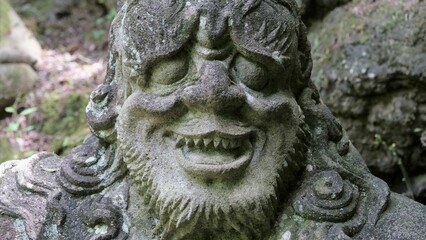 Fototapeta premium 邪な笑いを浮かべる悪魔の石像