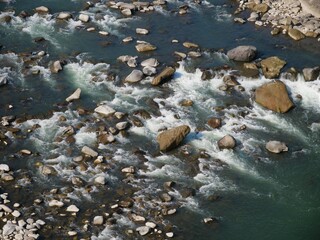 岩の間を流れる川