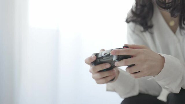テレビゲームで遊ぶ女性