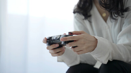 テレビゲームで遊ぶ女性