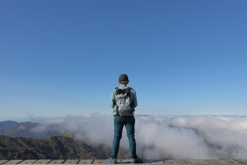 高所から地平線を眺める登山者