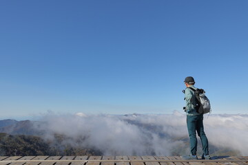 地平線を眺める登山者