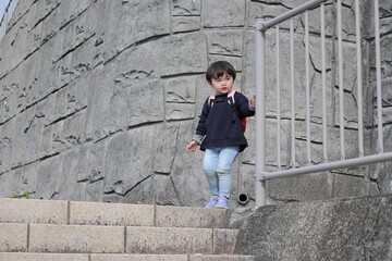  階段のある歩道に立つ子供