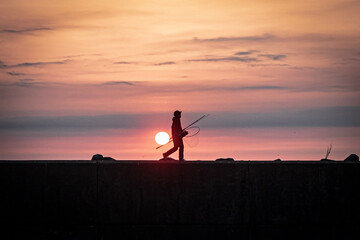 Fototapeta premium 朝日に照らされる釣り人