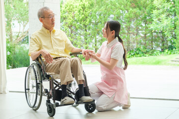 手を差し伸べる介護ヘルパー