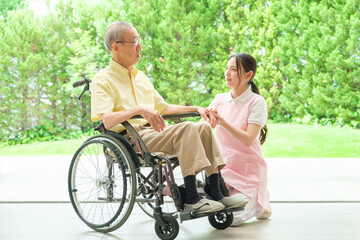 手を差し伸べる介護ヘルパー