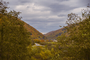 Obraz premium autumn landscape in the mountains, overlooking the village in the valley