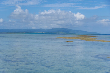 竹富島から眺める小浜島と西表島