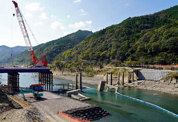 球磨川の氾濫で流出した神瀬橋の解体作業風景、2020年7月の熊本豪雨災害で壊れた橋の撤去作業