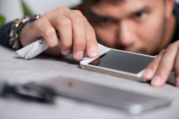 Cleaning the smartphone