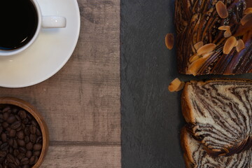 朝食の美味しいコーヒーとパンとコーヒー豆