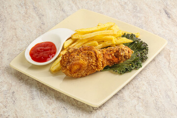 Crispy chicken leg with fry potato