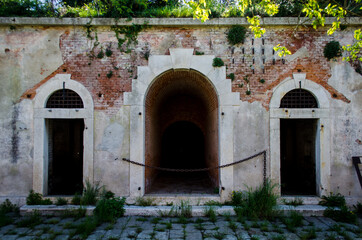 Fototapeta na wymiar La parete di un edificio del Forte Trteporti nelle vicinanze di Jesolo