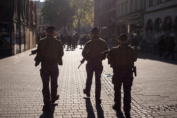 Obraz premium Strasbourg - France - 6 November 2021 - Portrait on back view of french military patroll in the street