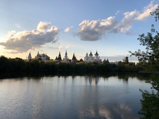 Fototapeta na wymiar izmailovsky kremlin on the background of a pond