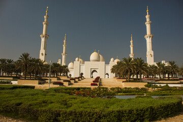 Fototapeta na wymiar Grand Mosque In Abu Dhabi