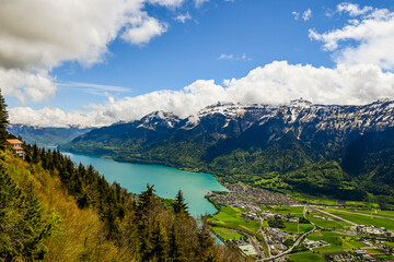 Fototapeta premium Interlaken, Harder Kulm, Brienzersee, Bönigen, Berner Oberland, Aussichtspunkt, Seeufer, Wanderweg, Alpen, Sommer, Schifffahrt, Wassersport, Schweizn