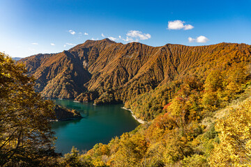 紅葉と田子倉湖