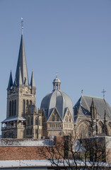 Der Aachener Dom, auch Hoher Dom zu Aachen, Aachener M&uuml;nster oder Aachener Marienkirche, ist die Bischofskirche des Bistums Aachen