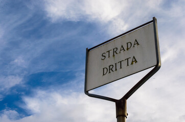 Cartello stradale della strada dritta
