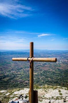 La croce in vetta al Monte Subasio lungo la Via di Francesco