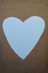 Un cuore bianco dipinto su un muro