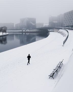 runner in the snow 