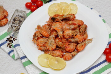fried shrimp with lemon