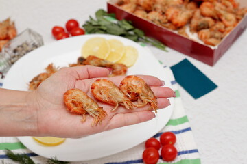 fried shrimp with lemon